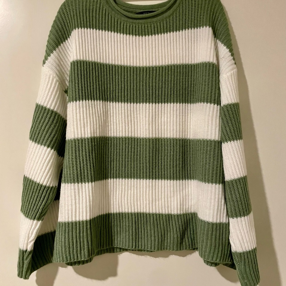 Green and White Crew Neck Sweater with Ribbed Texture - Picture 2 of 3